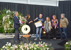 Pieter Boekestijn neemt, namens de vier telers van Theelers en uit handen van directeur van Greenport West Holland Meindert Stolk (uiterst links), de innovatieprijs in ontvangt.